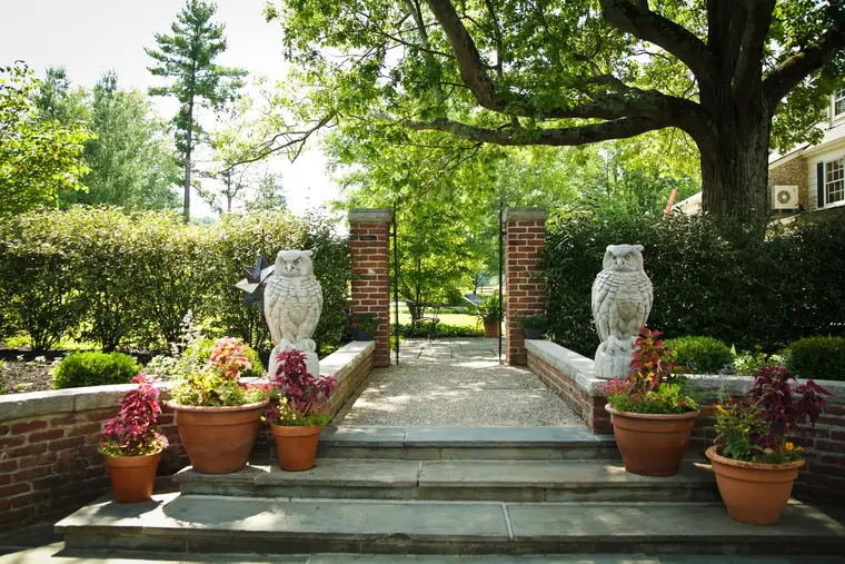 The owl gate into the gardens