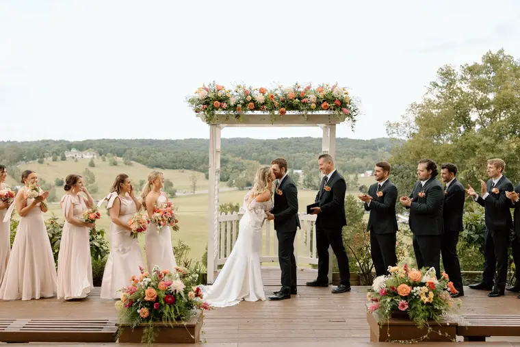 The kiss under the arbor